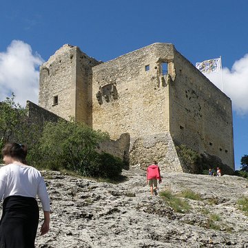 Château ruines et rocher qui les porte