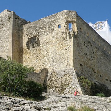 Château ruines et rocher qui les porte