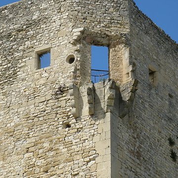 Château ruines et rocher qui les porte
