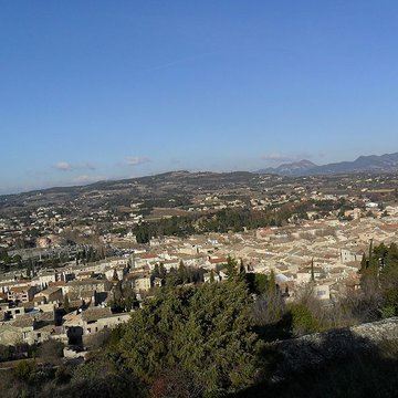 Château ruines et rocher qui les porte