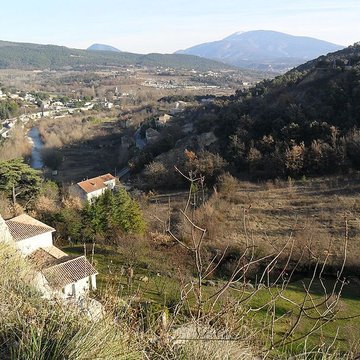 Château ruines et rocher qui les porte