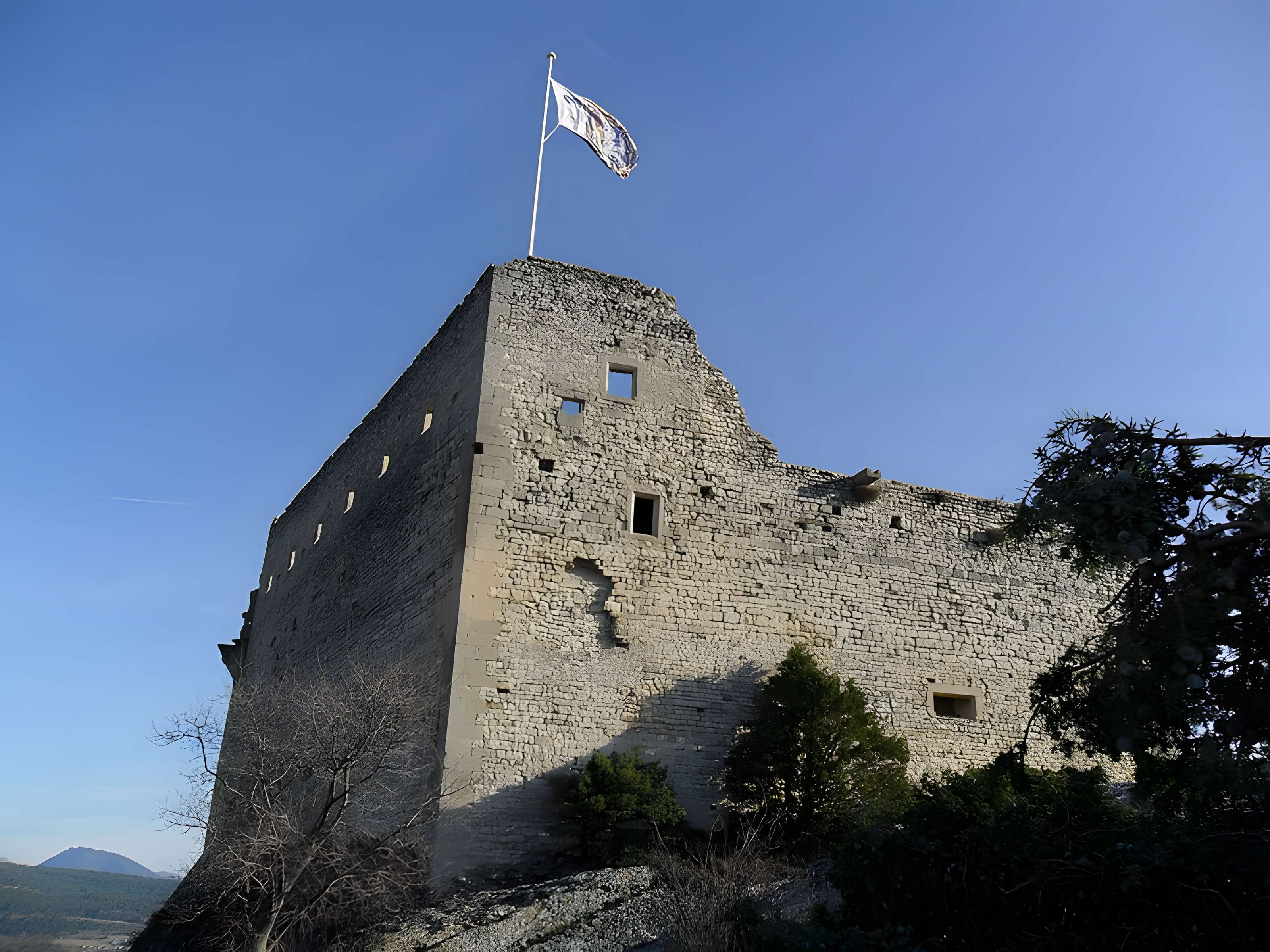Château (ruines) et rocher qui les porte