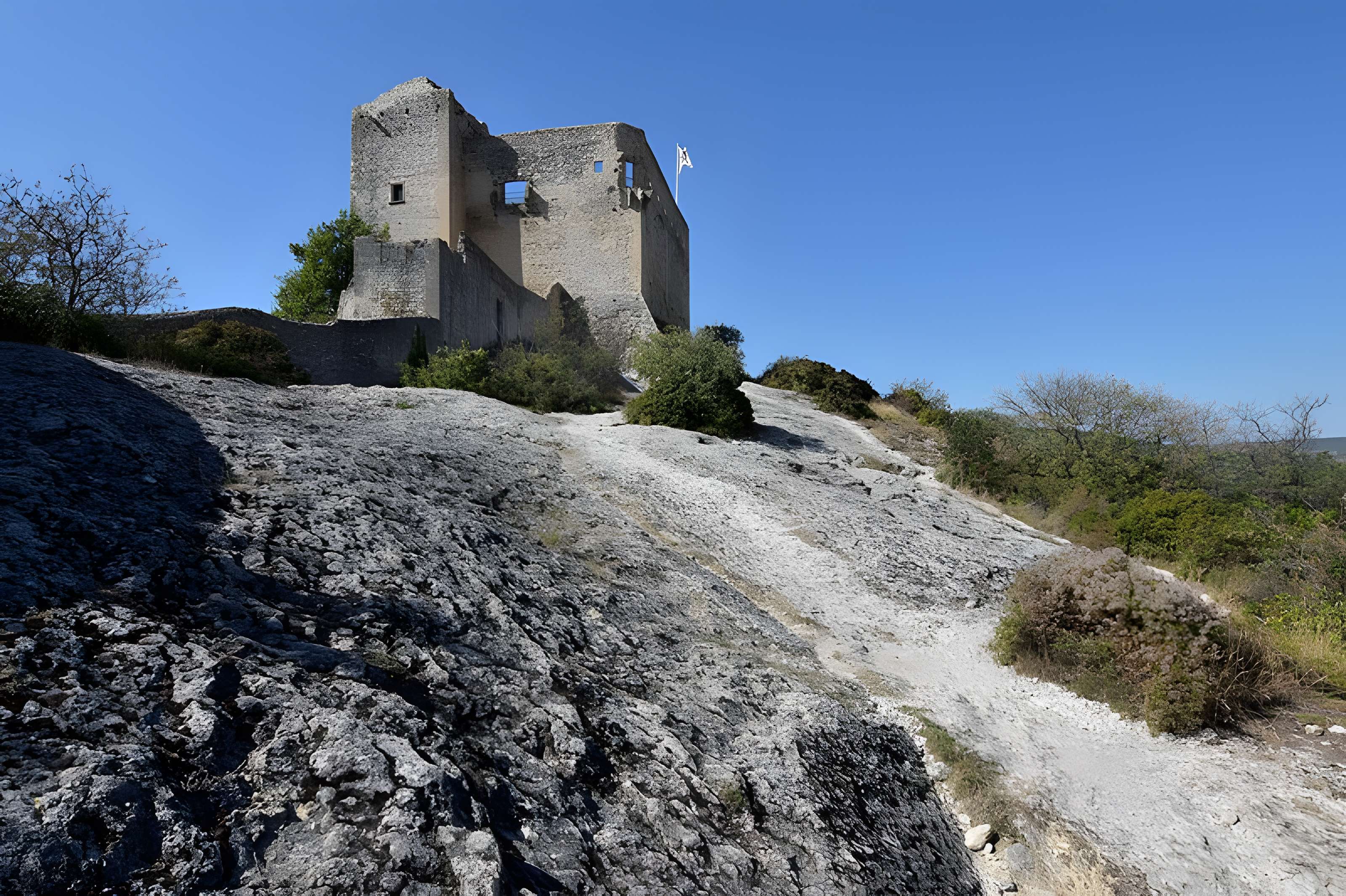 Château (ruines) et rocher qui les porte