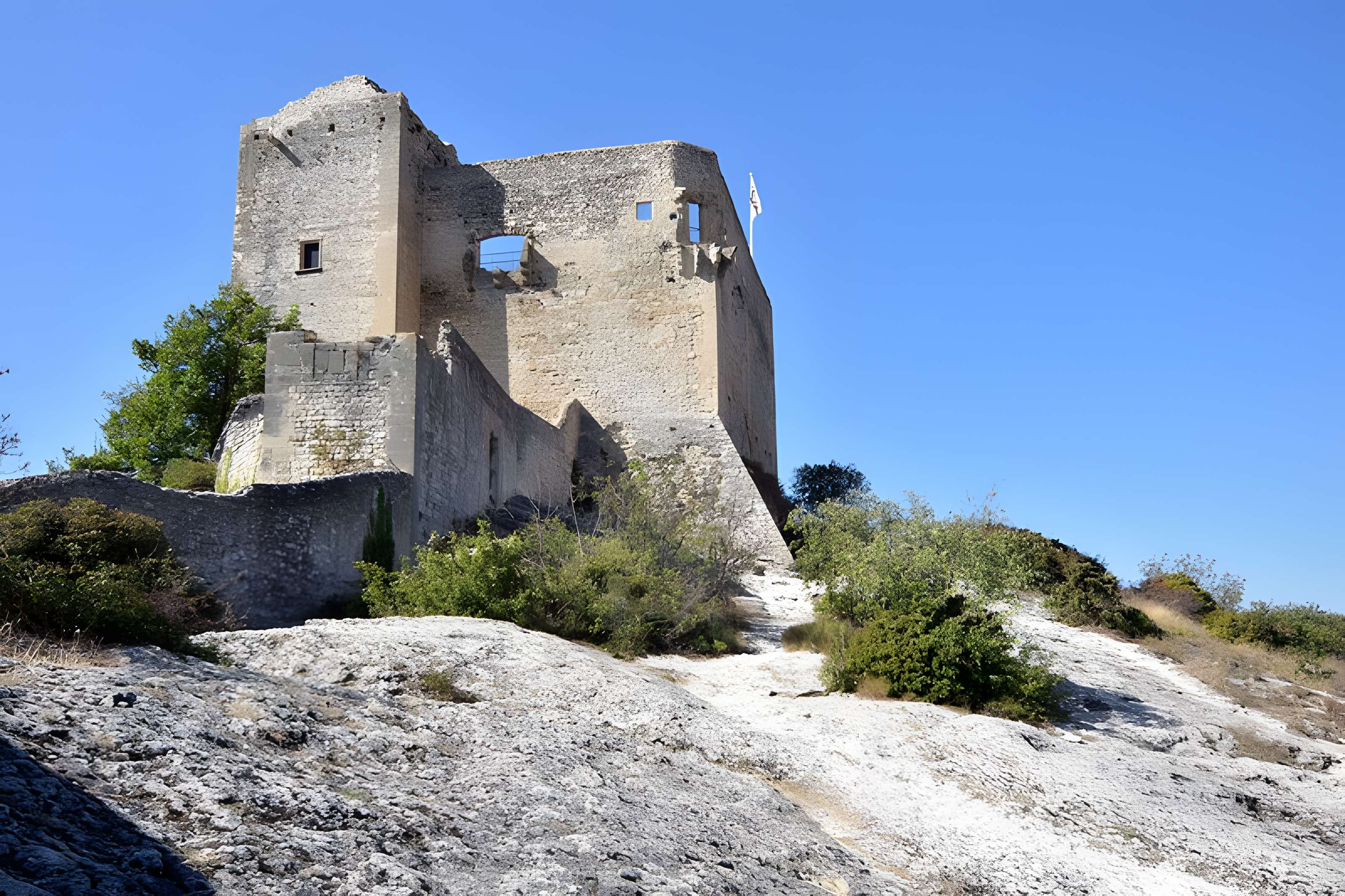Château (ruines) et rocher qui les porte