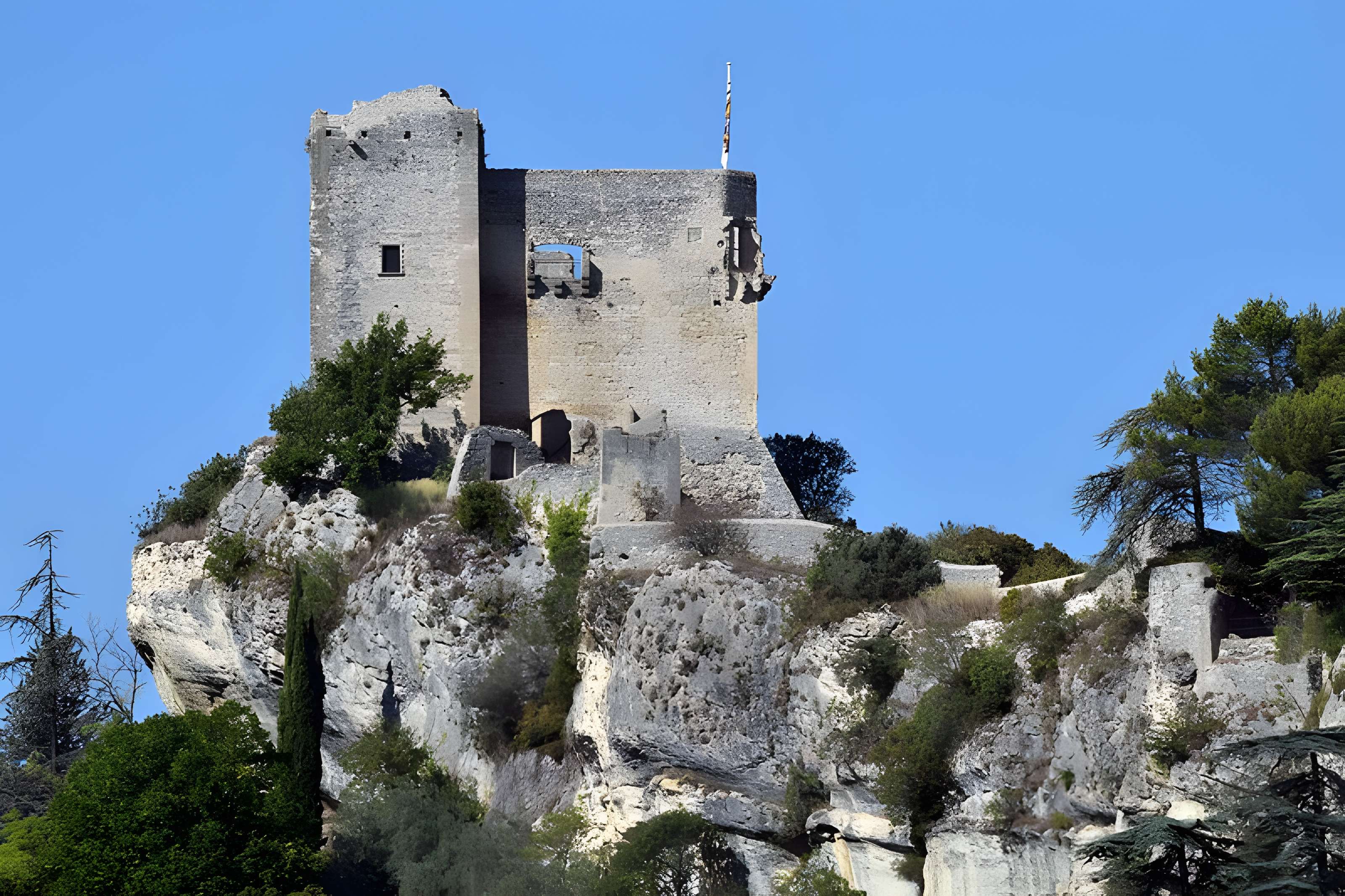 Château (ruines) et rocher qui les porte