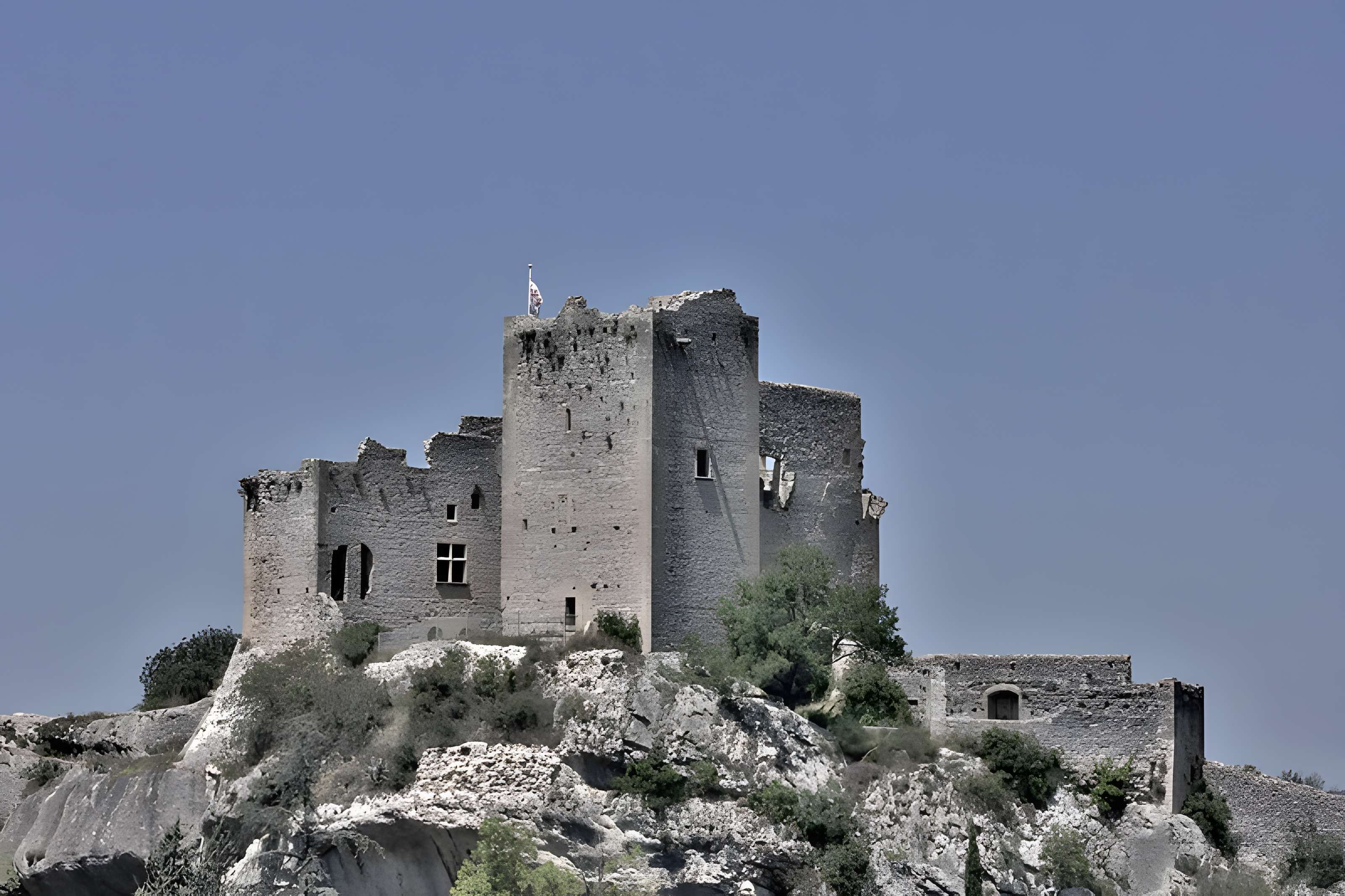 Château (ruines) et rocher qui les porte