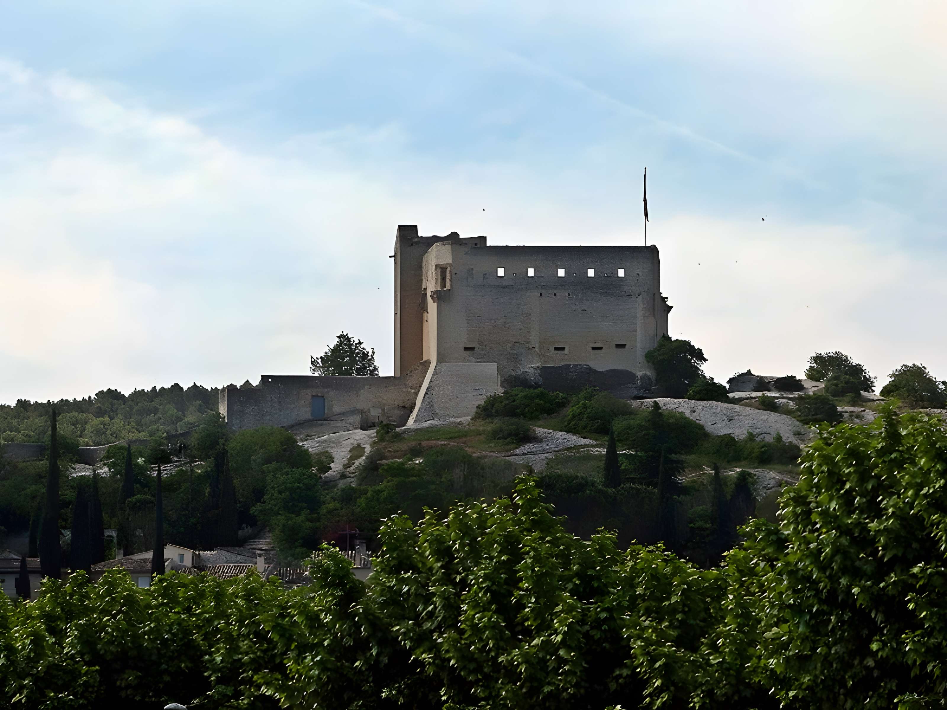 Château (ruines) et rocher qui les porte