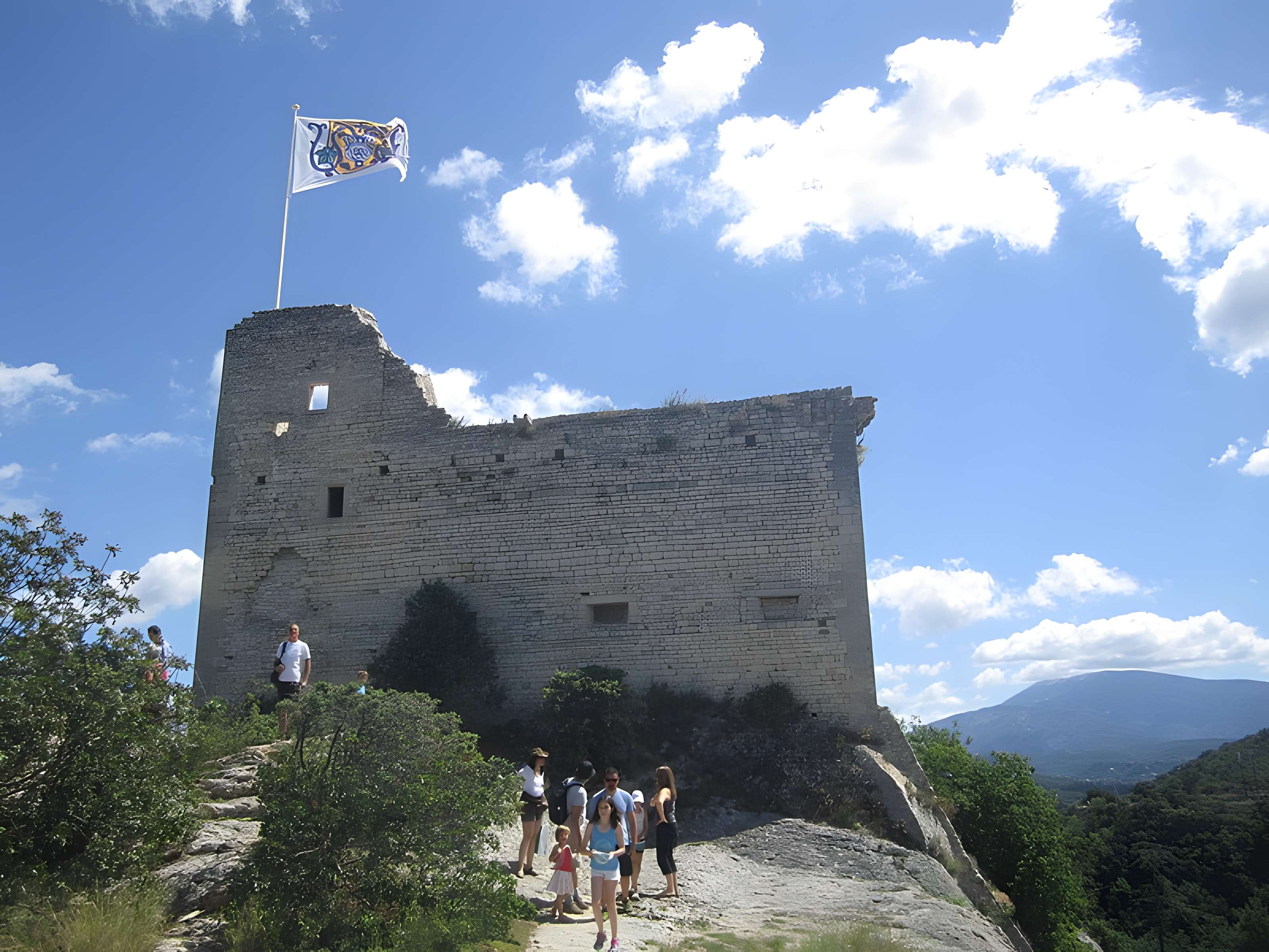 Château (ruines) et rocher qui les porte