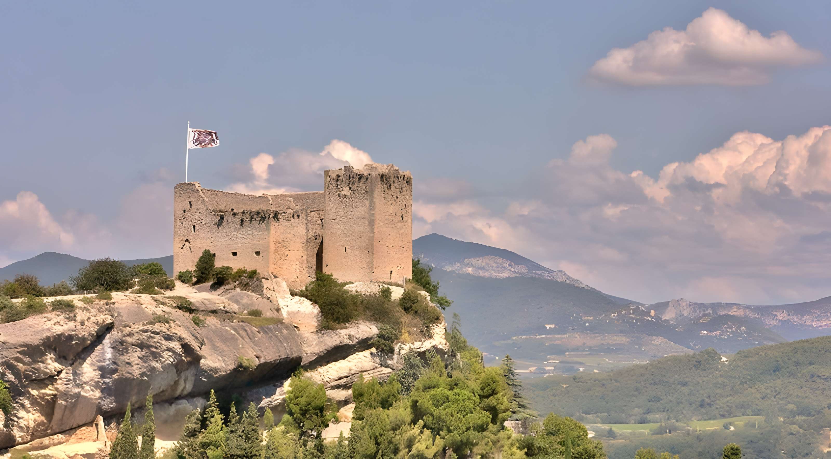 Château (ruines) et rocher qui les porte