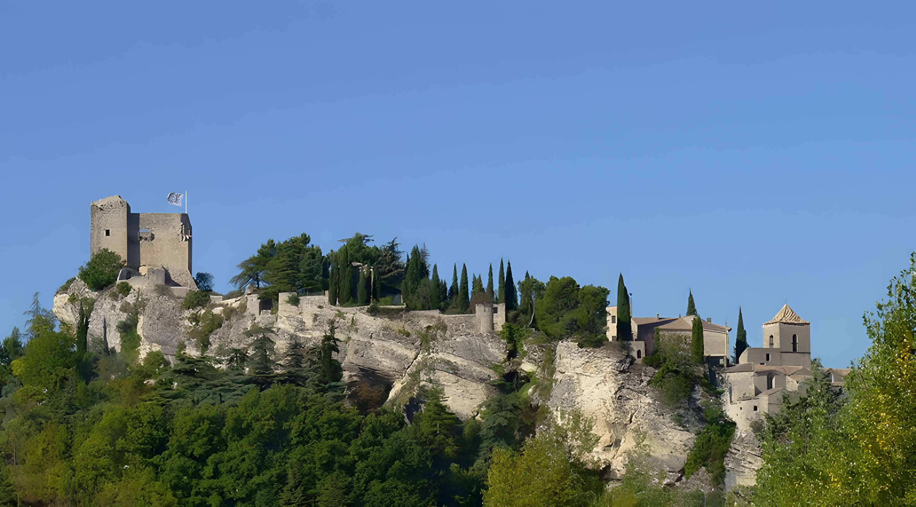 Château (ruines) et rocher qui les porte