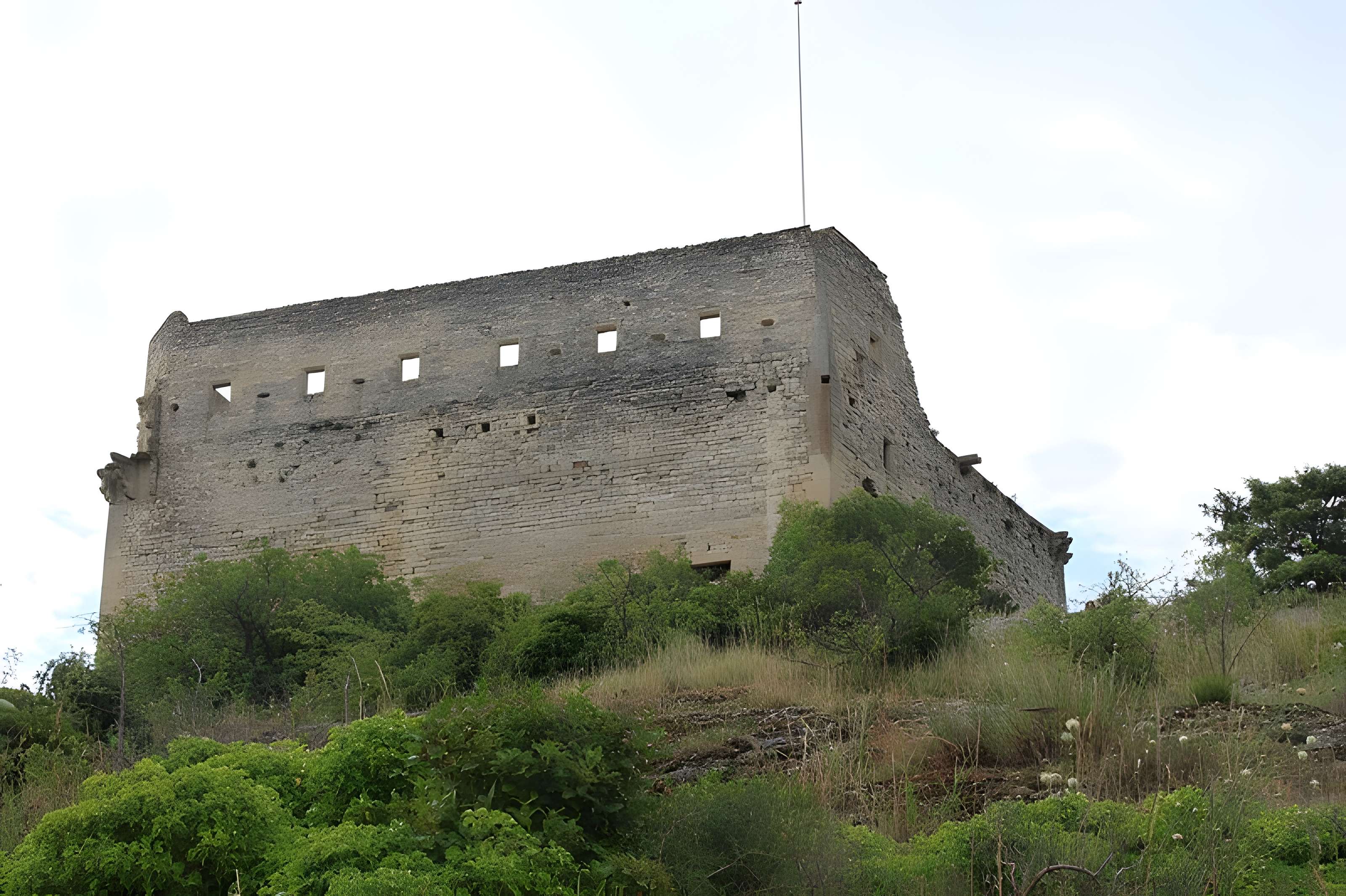 Château (ruines) et rocher qui les porte