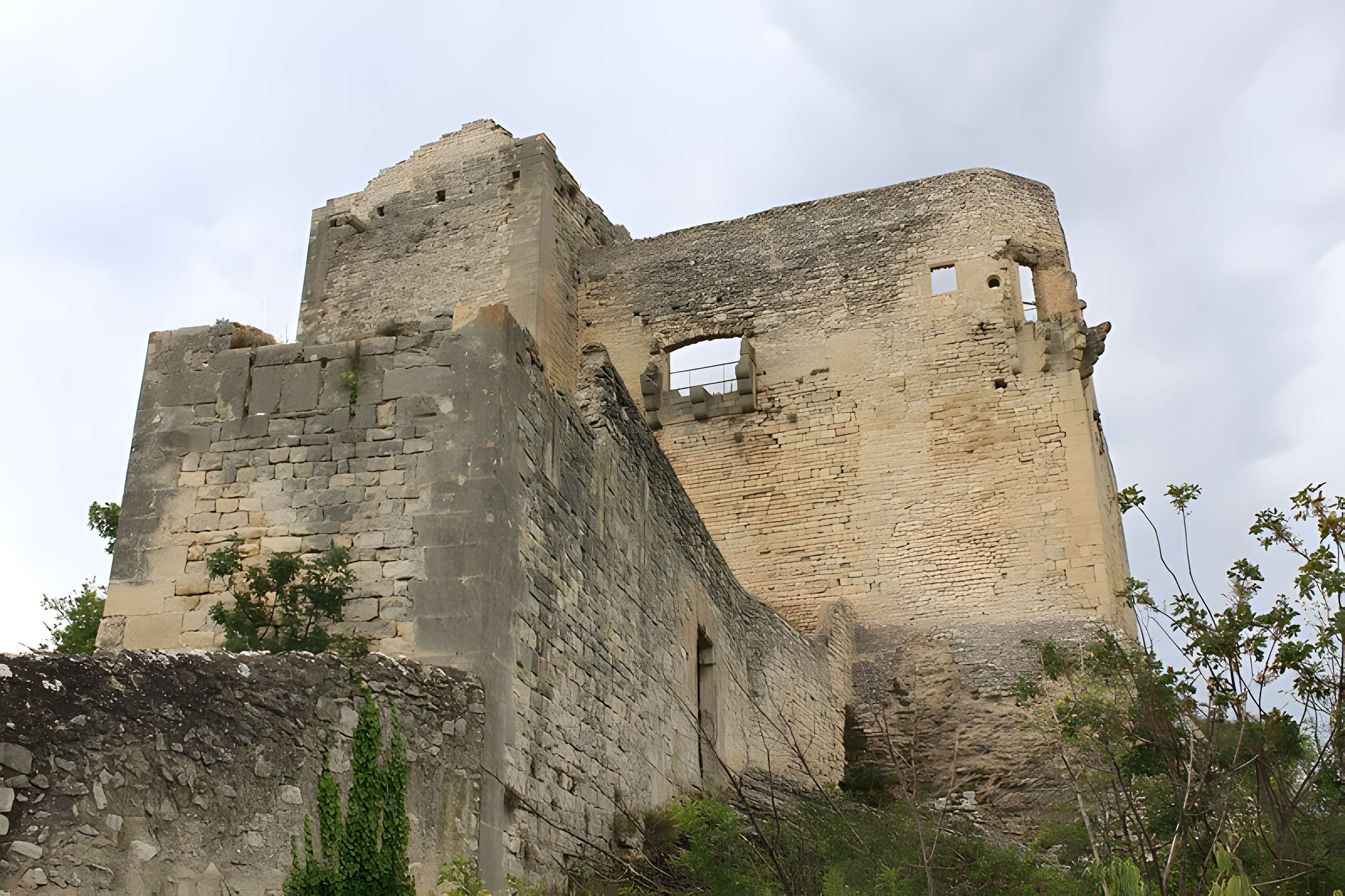 Château (ruines) et rocher qui les porte