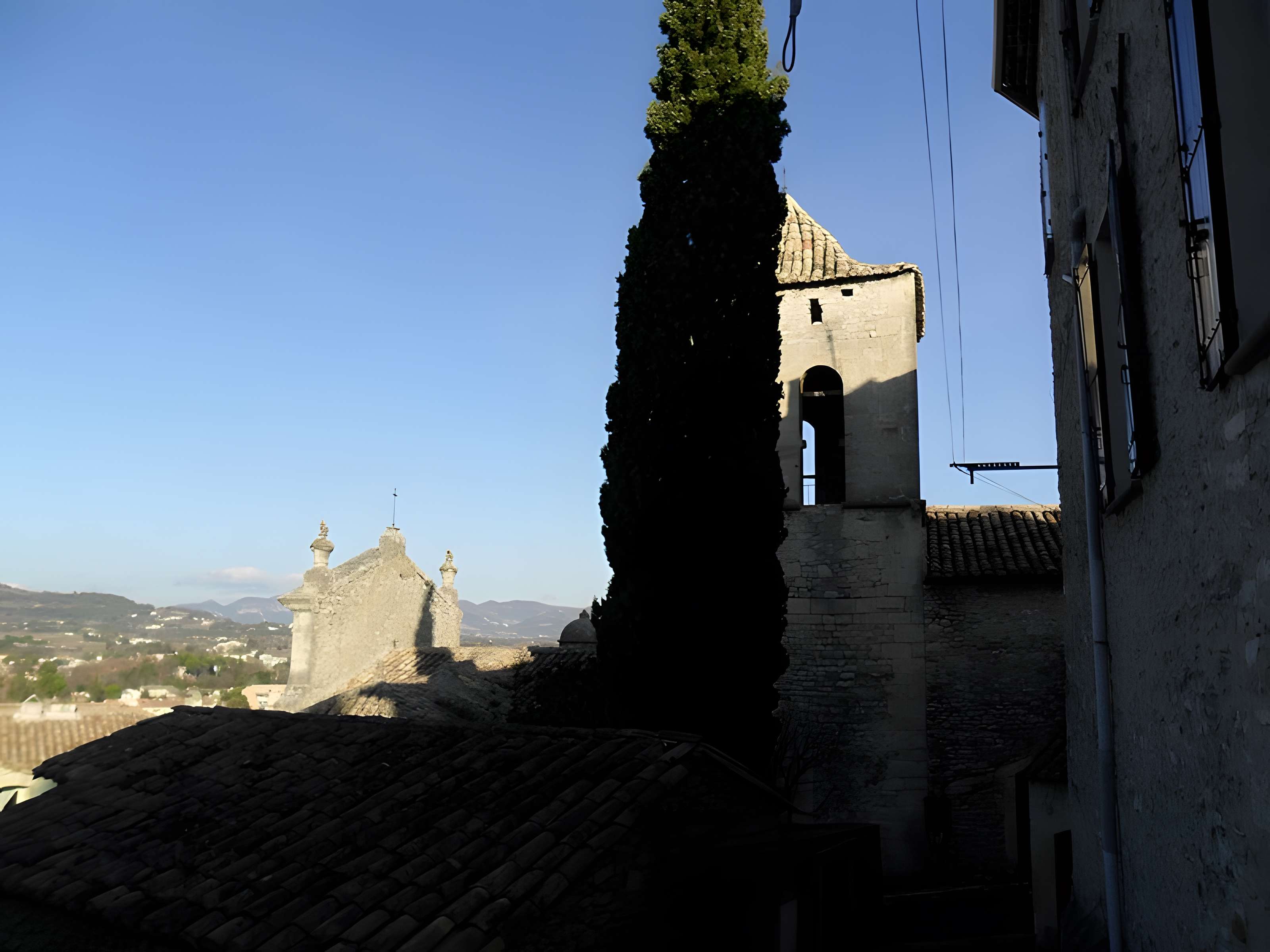Château (ruines) et rocher qui les porte