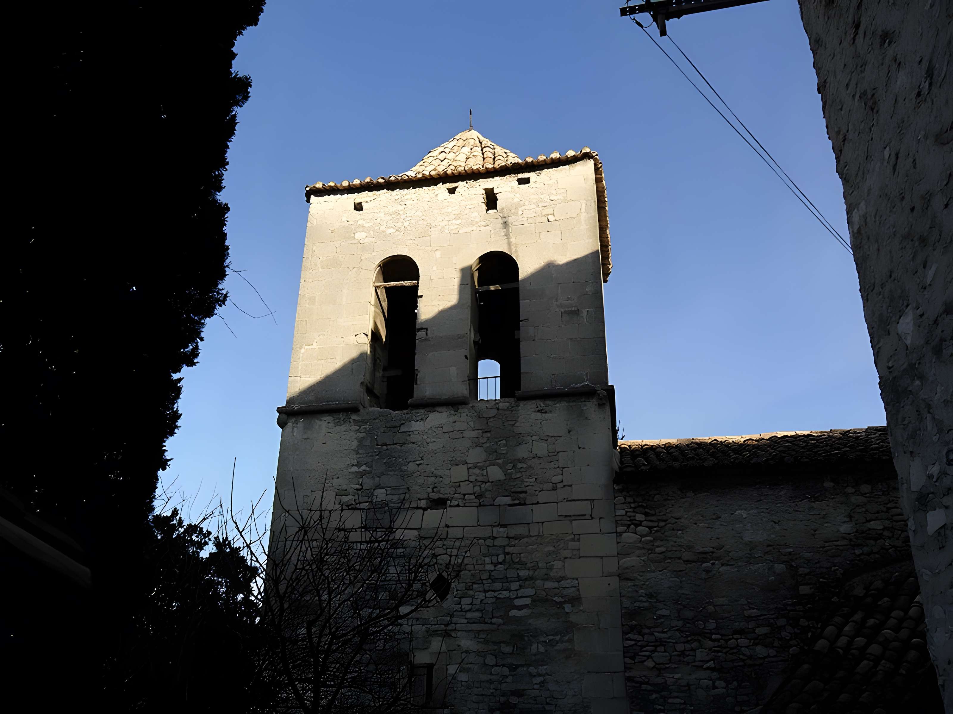 Château (ruines) et rocher qui les porte
