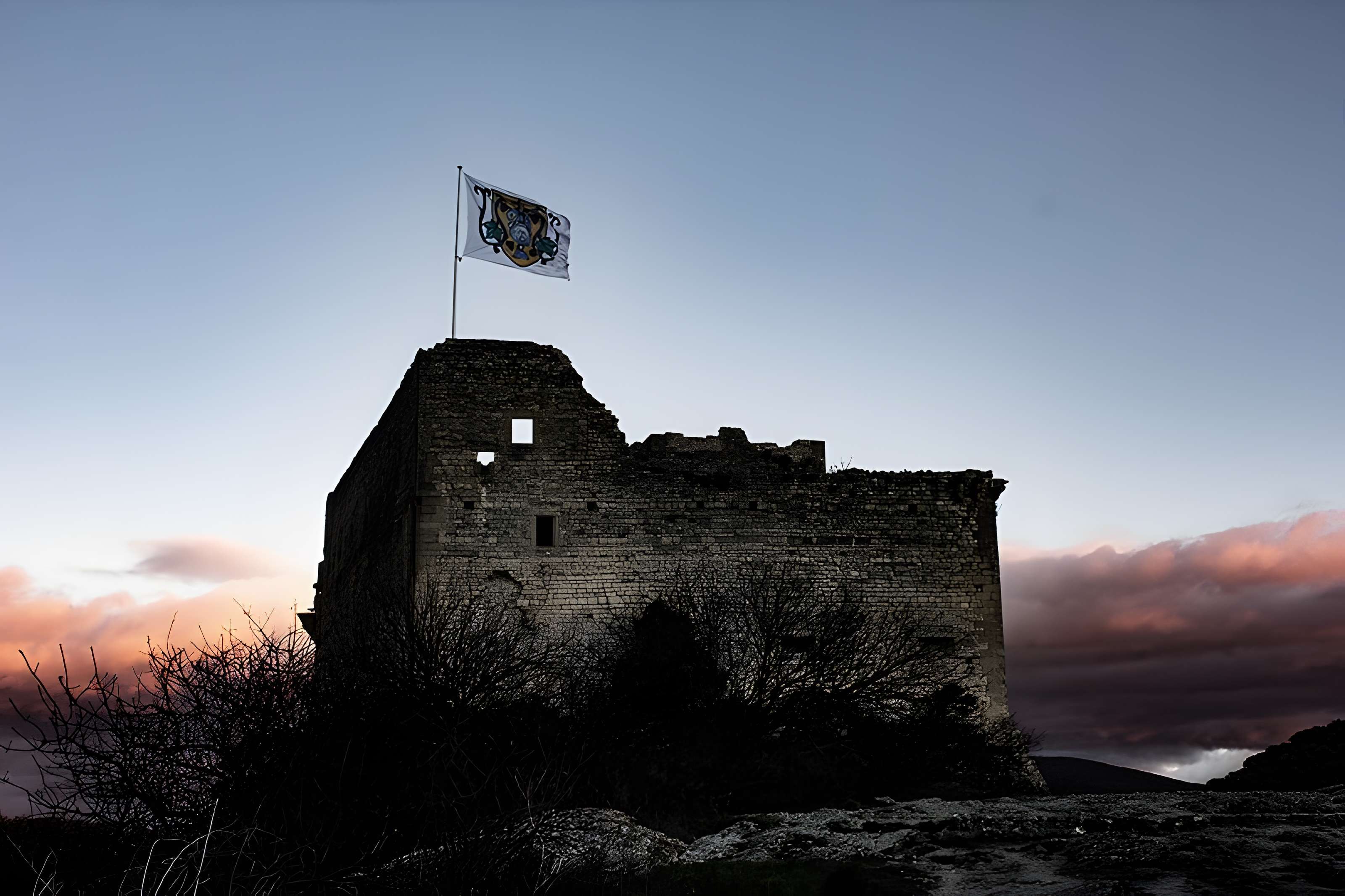 Château (ruines) et rocher qui les porte