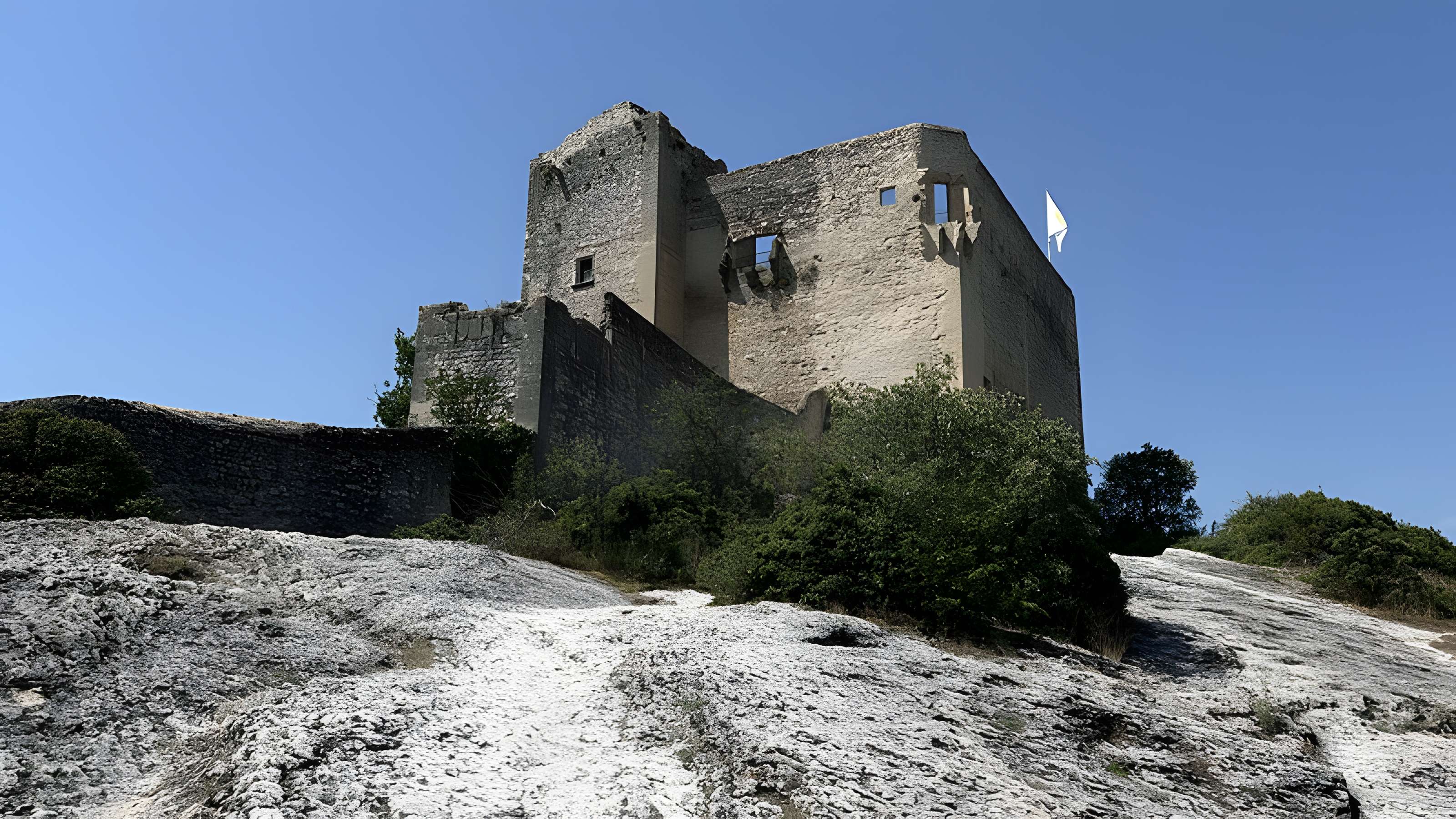 Château (ruines) et rocher qui les porte