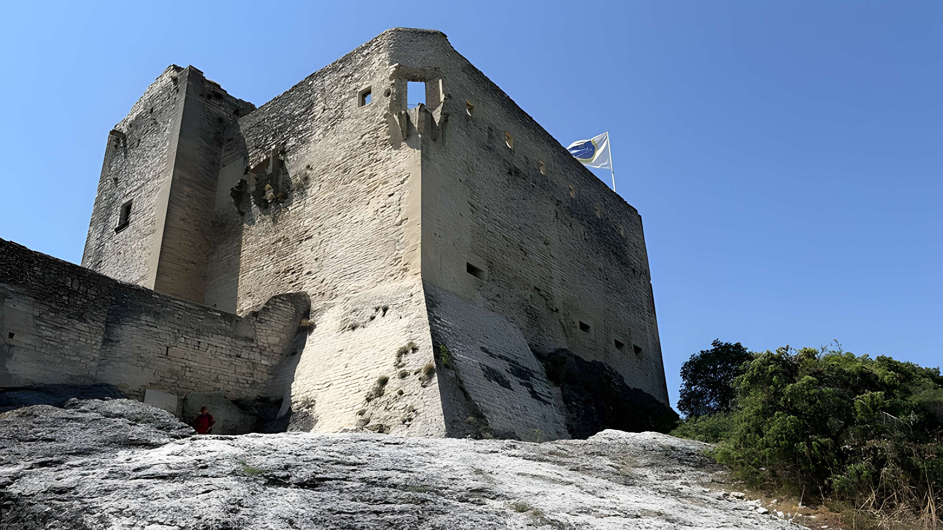 Château (ruines) et rocher qui les porte