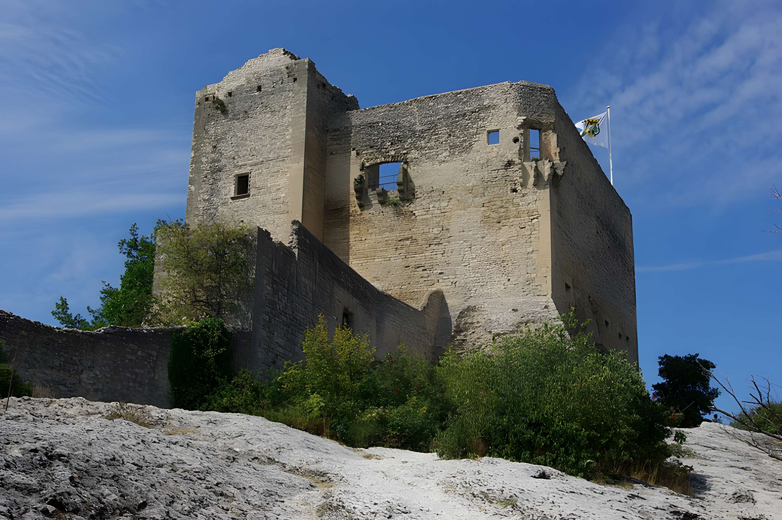 Château (ruines) et rocher qui les porte
