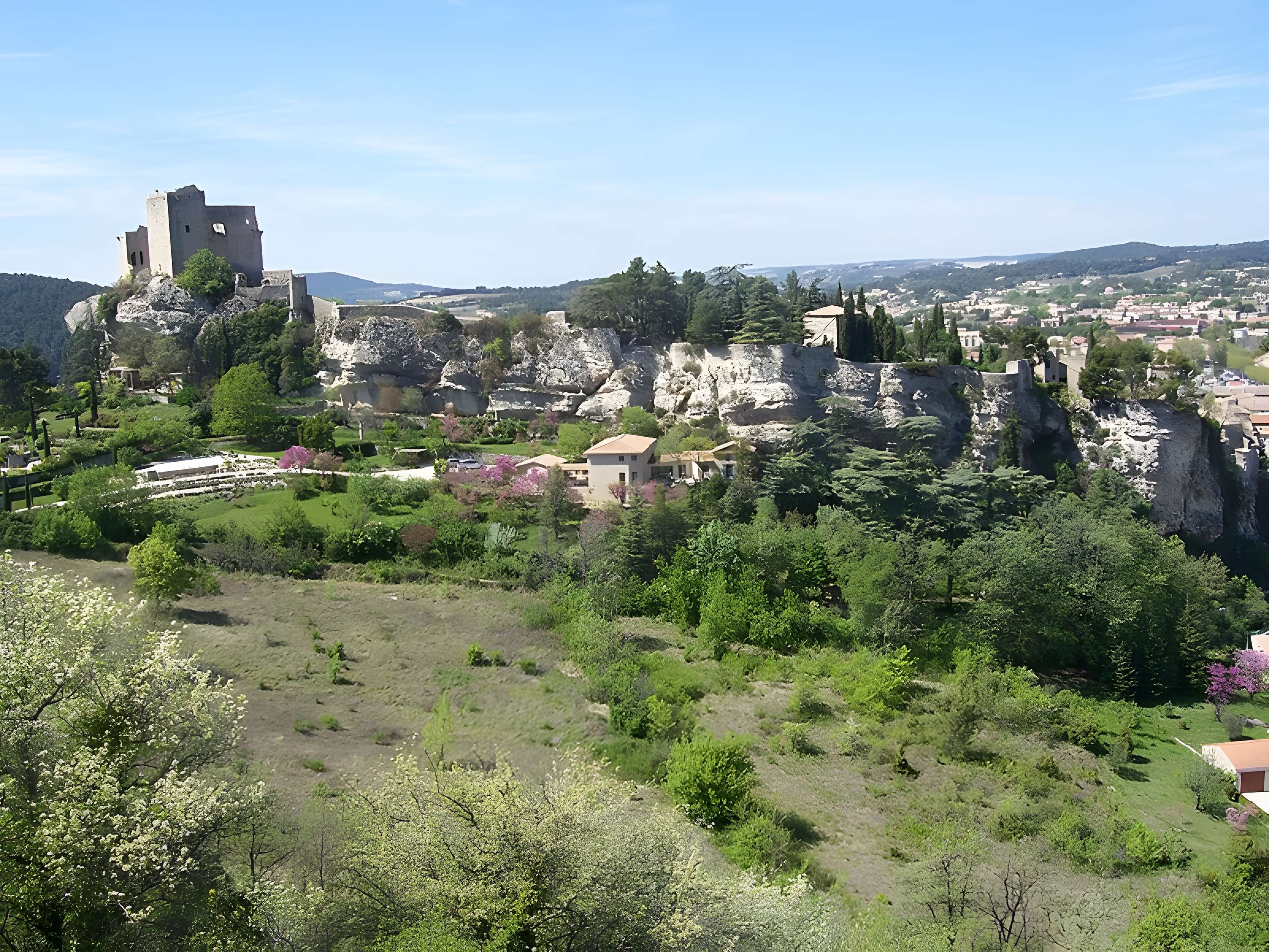 Château (ruines) et rocher qui les porte