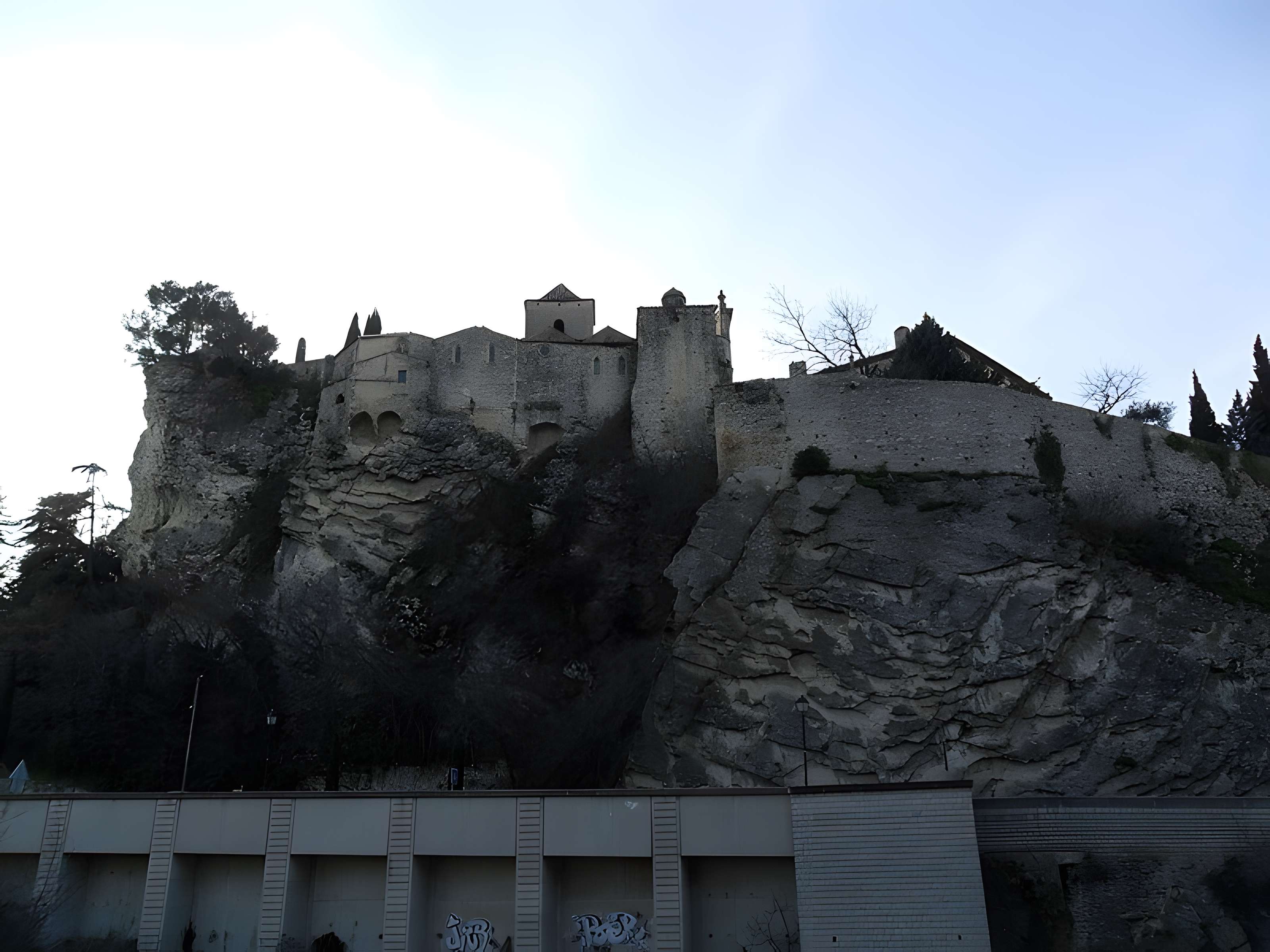 Château (ruines) et rocher qui les porte