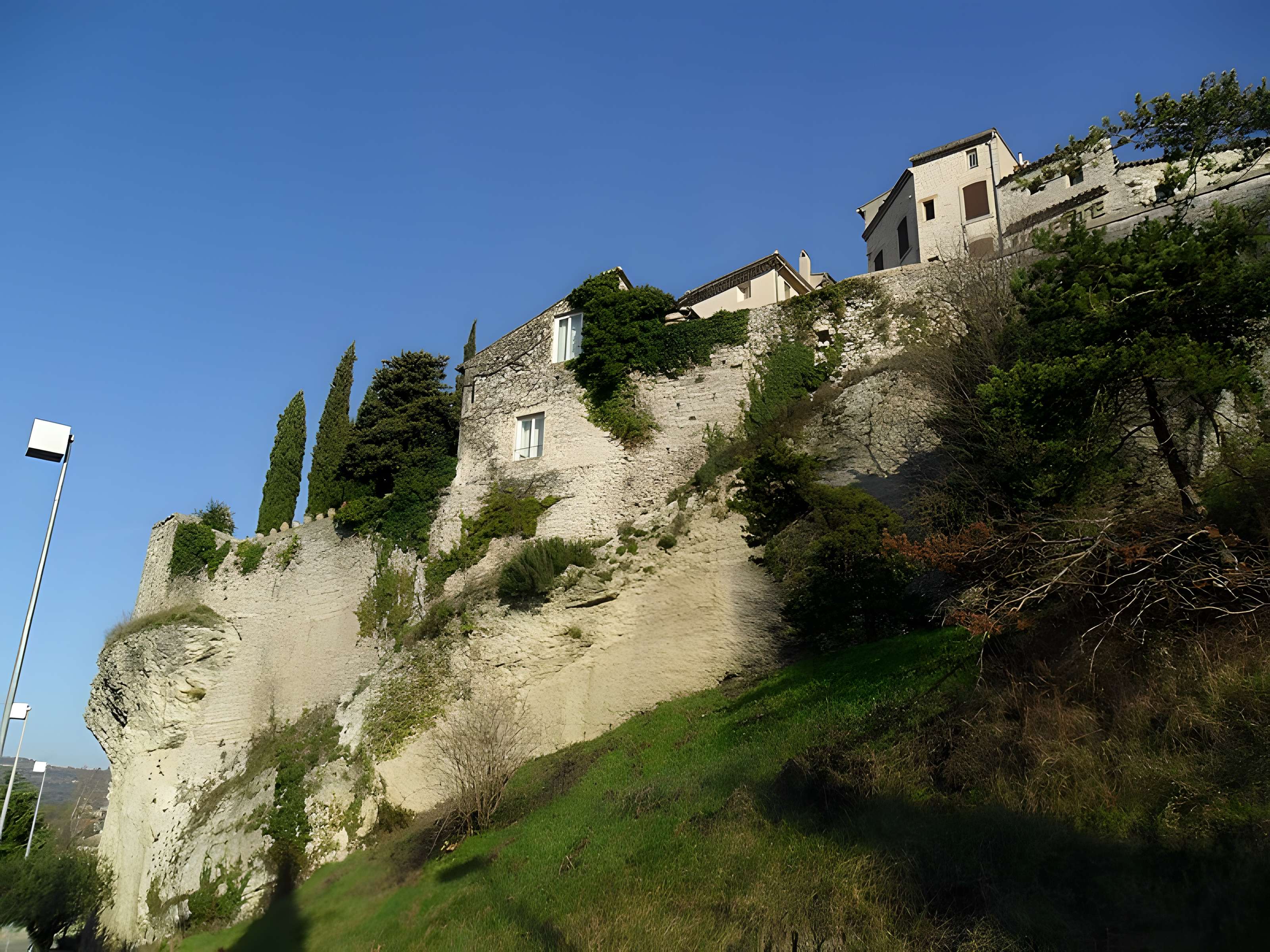 Château (ruines) et rocher qui les porte