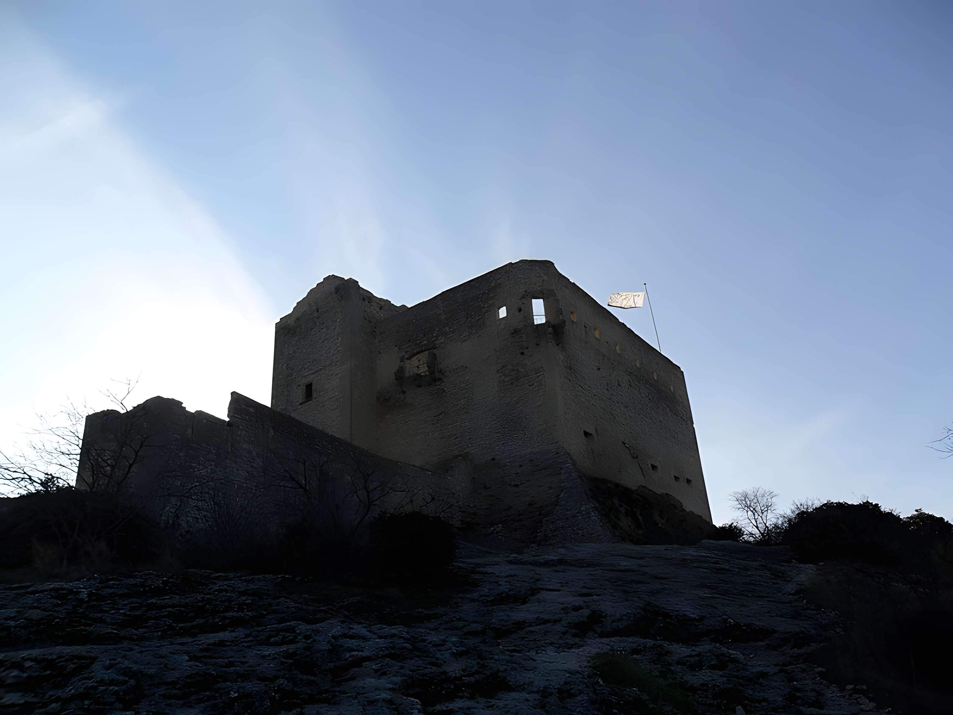 Château (ruines) et rocher qui les porte