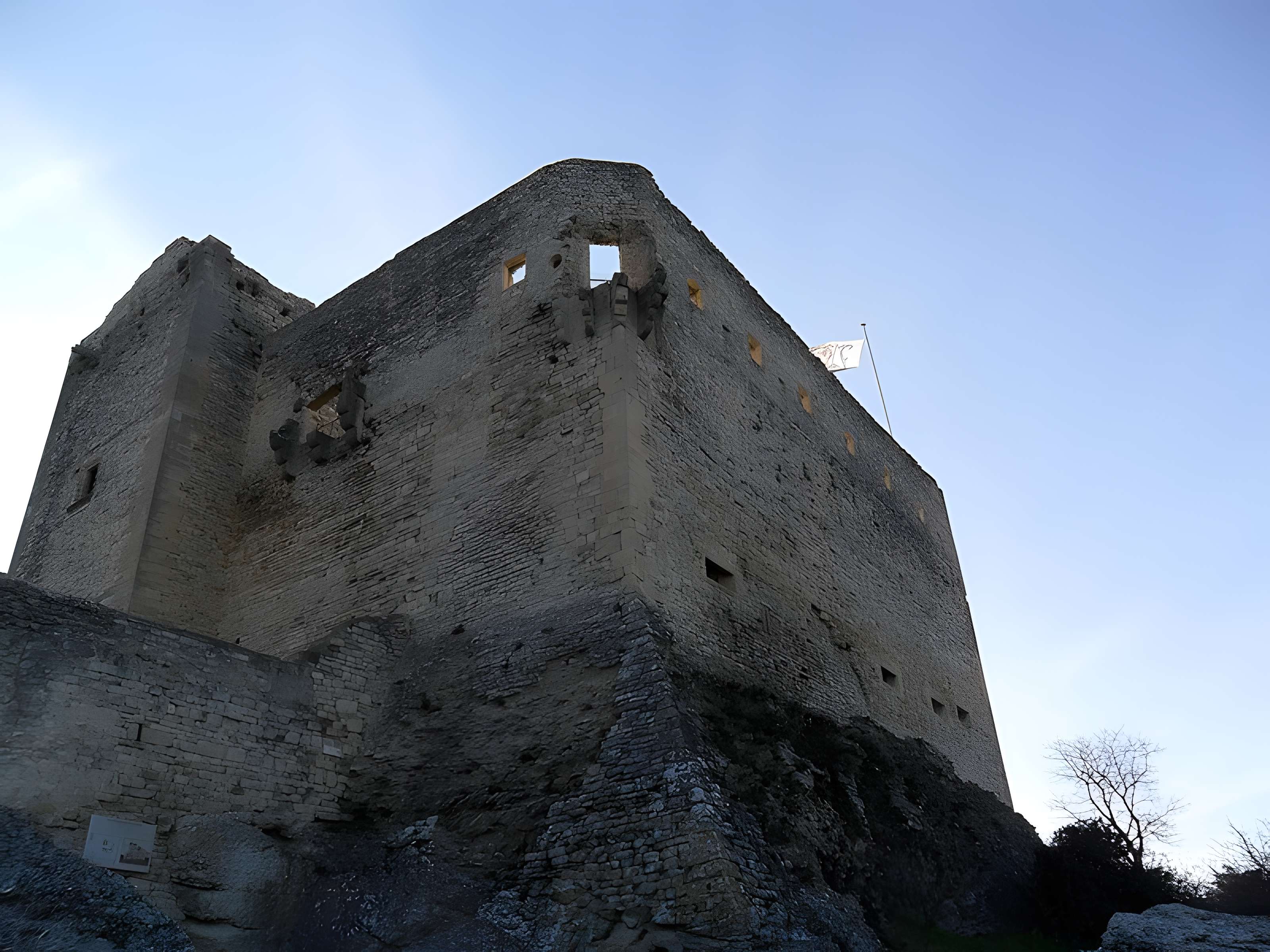 Château (ruines) et rocher qui les porte