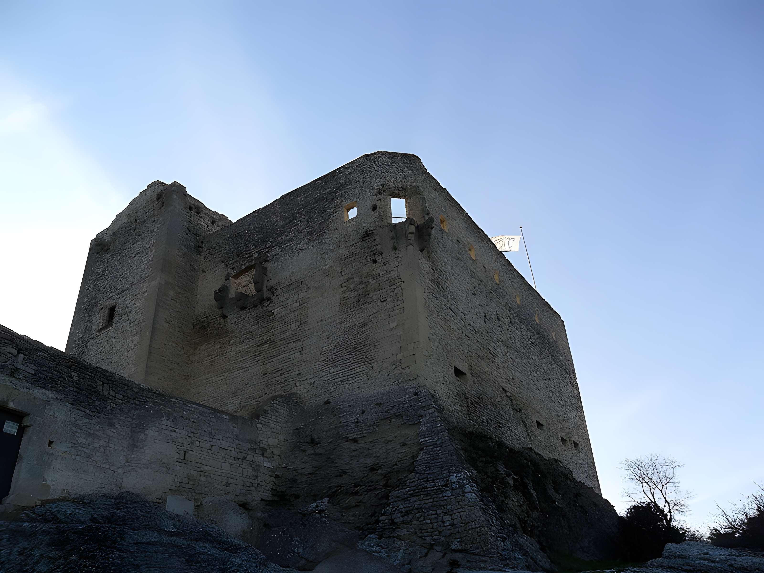 Château (ruines) et rocher qui les porte