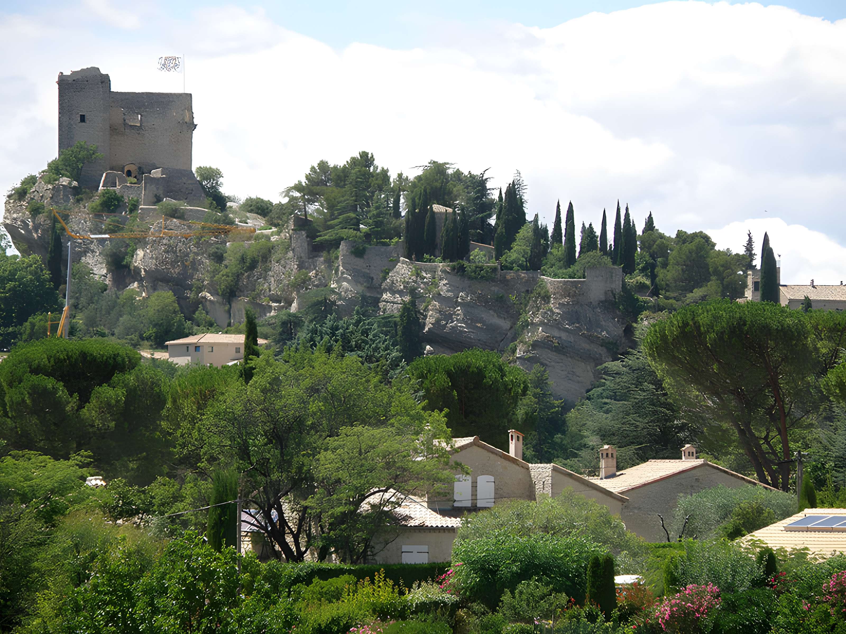 Château (ruines) et rocher qui les porte