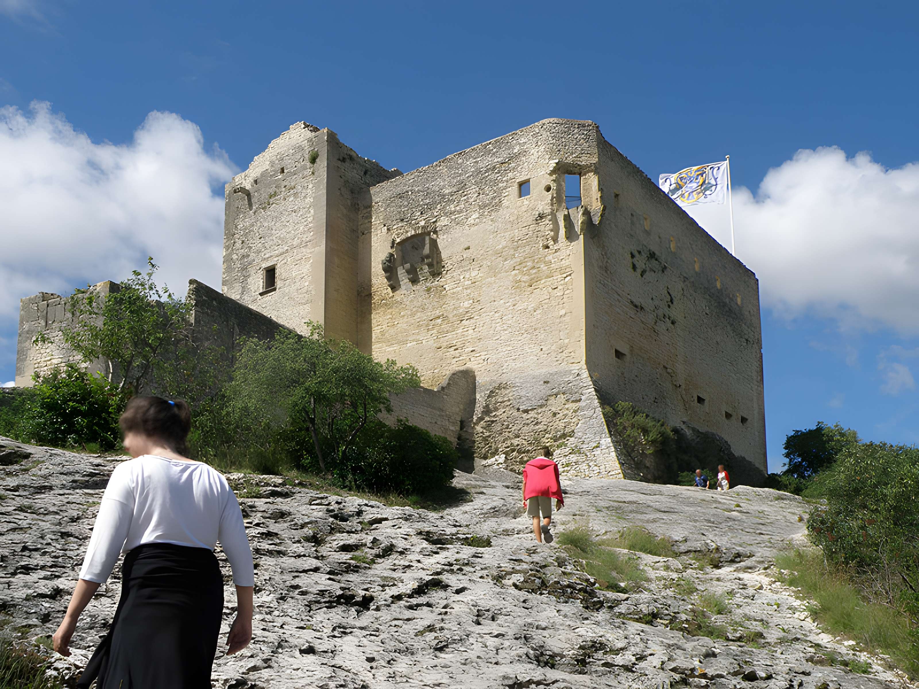 Château (ruines) et rocher qui les porte