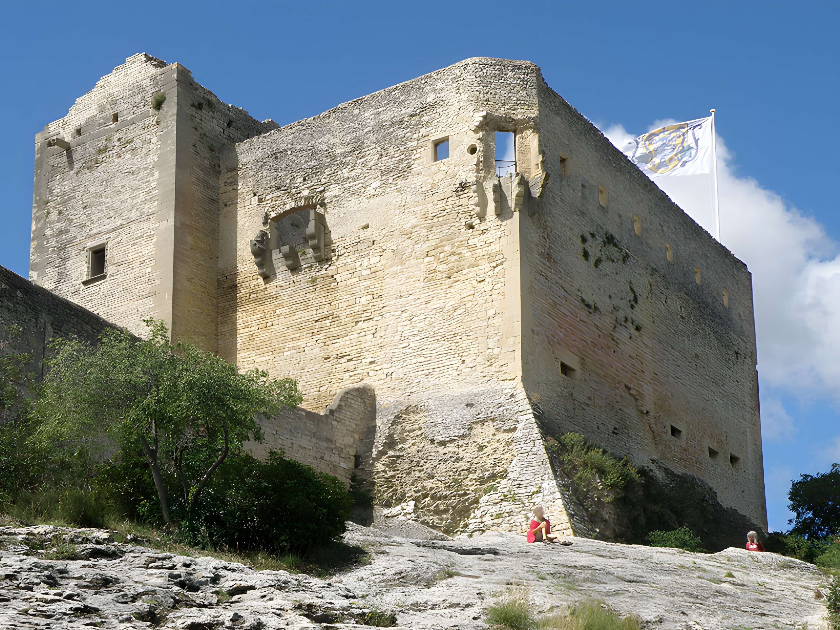 Château (ruines) et rocher qui les porte