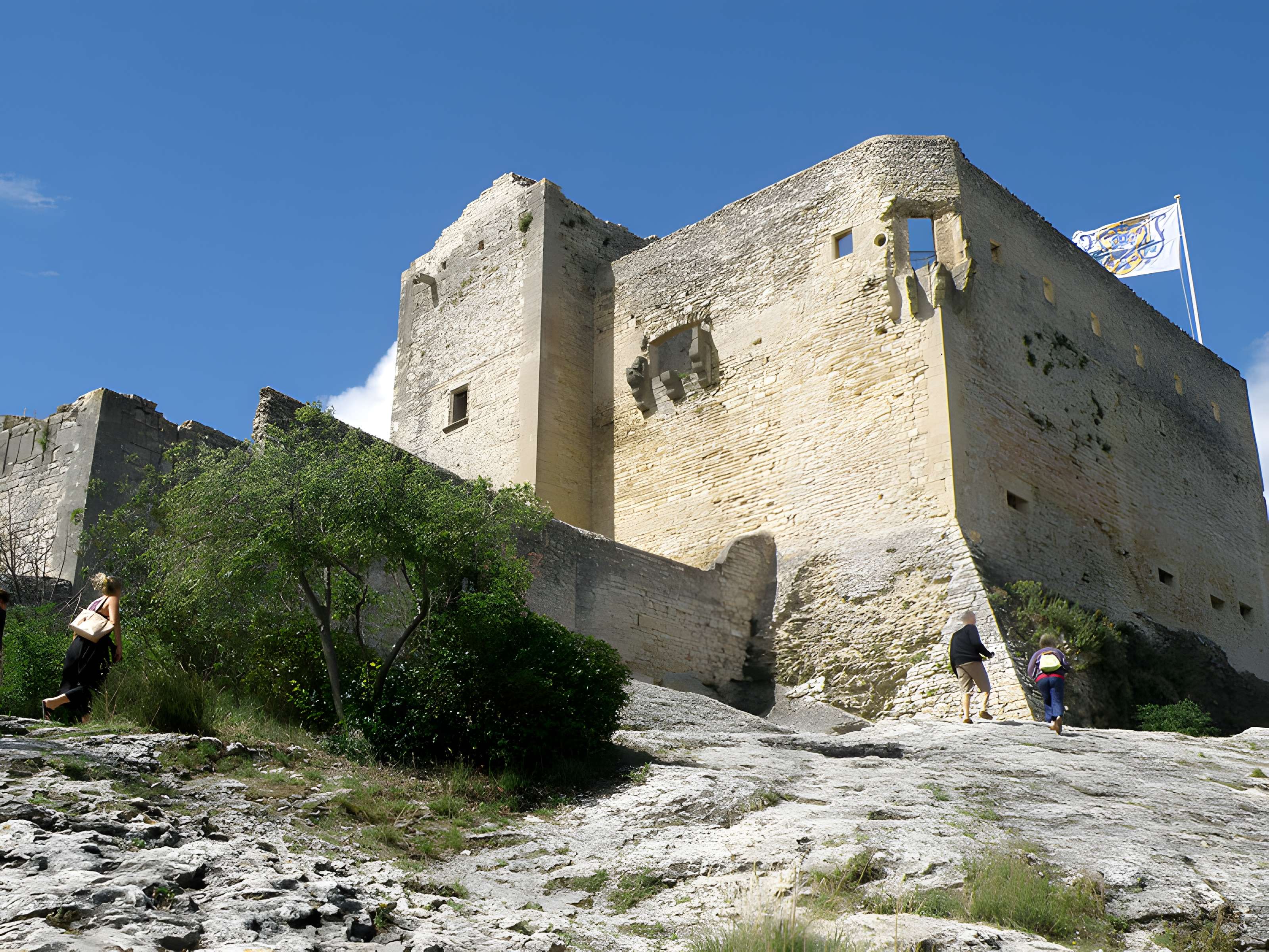 Château (ruines) et rocher qui les porte