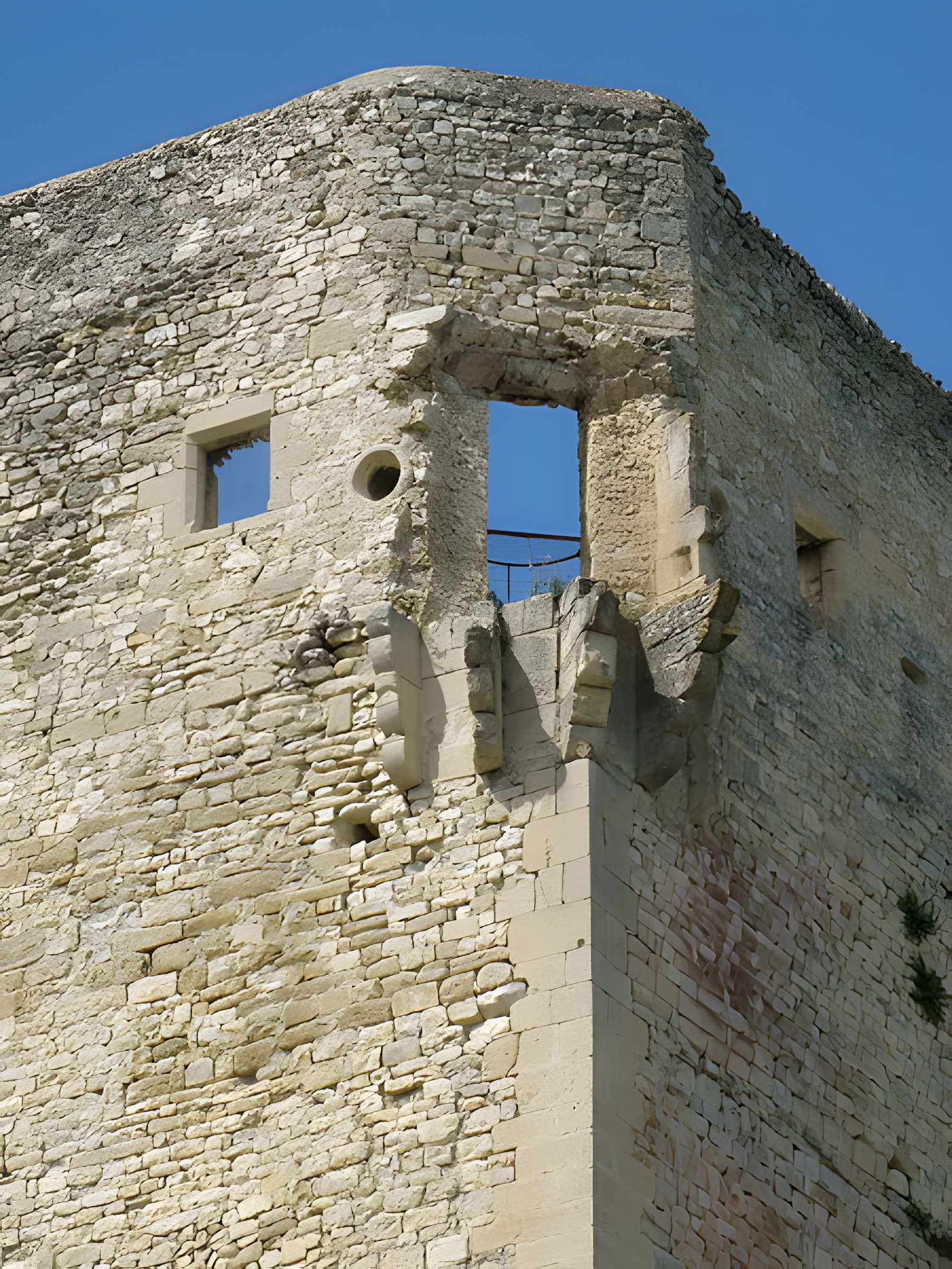 Château (ruines) et rocher qui les porte