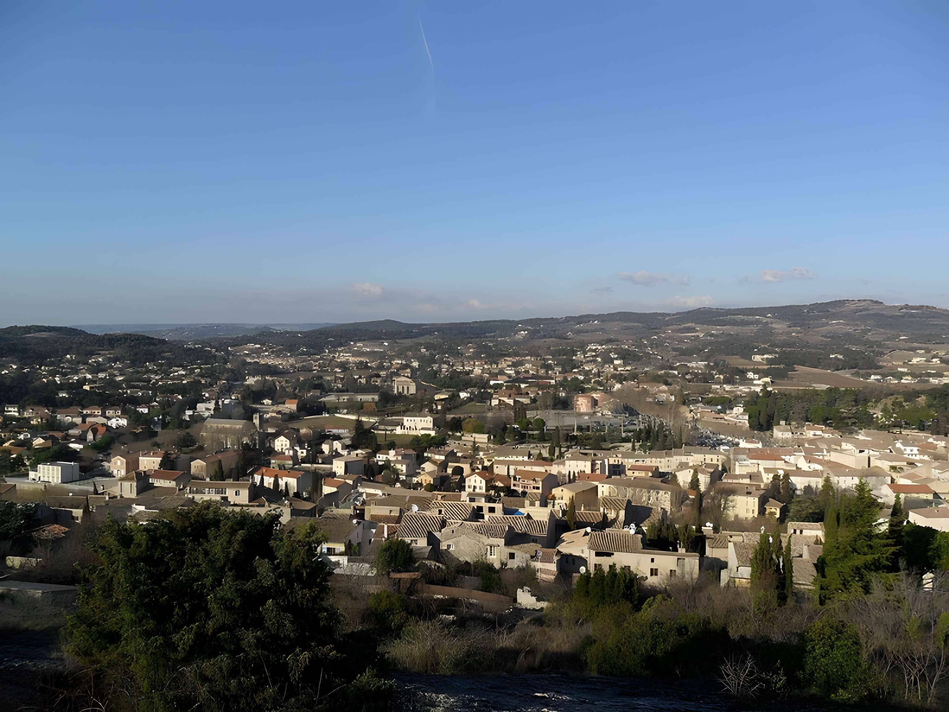 Château (ruines) et rocher qui les porte