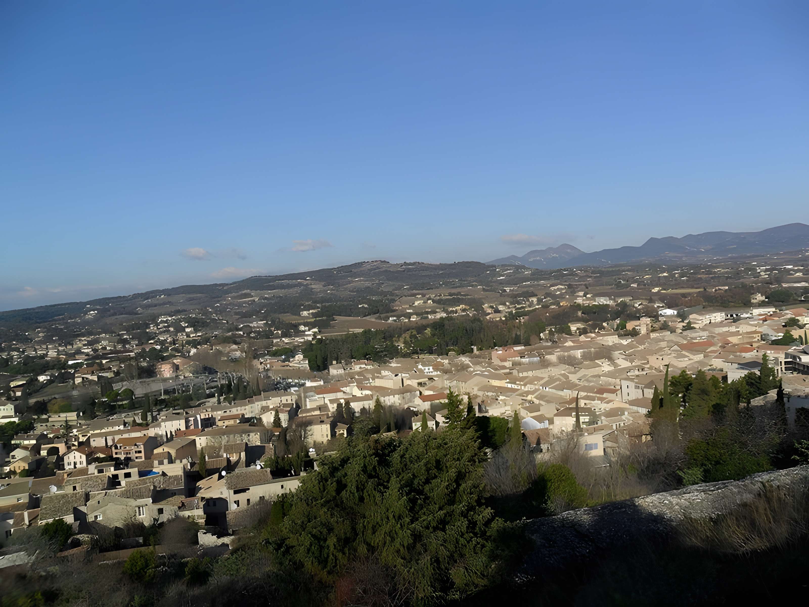 Château (ruines) et rocher qui les porte