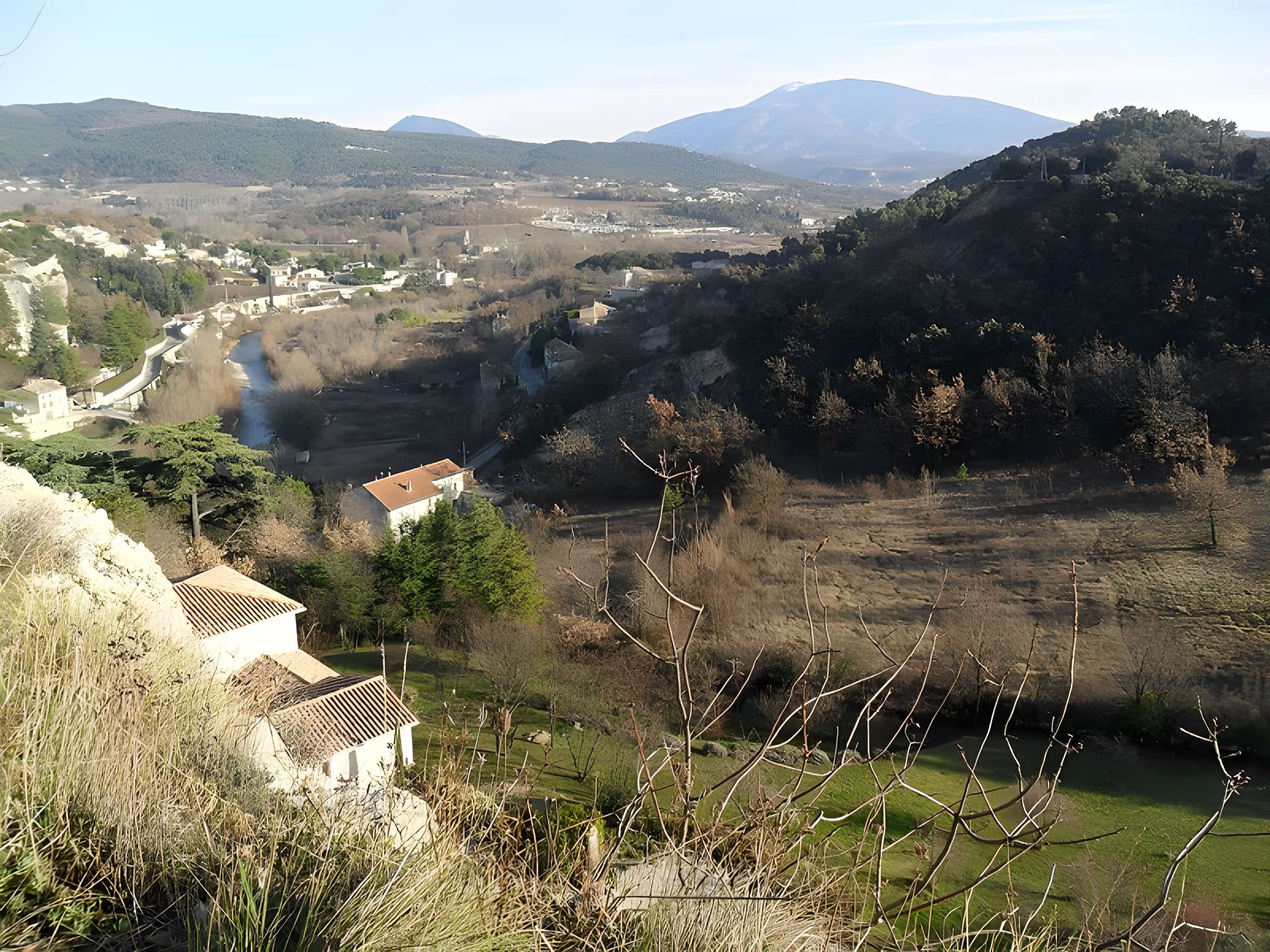 Château (ruines) et rocher qui les porte