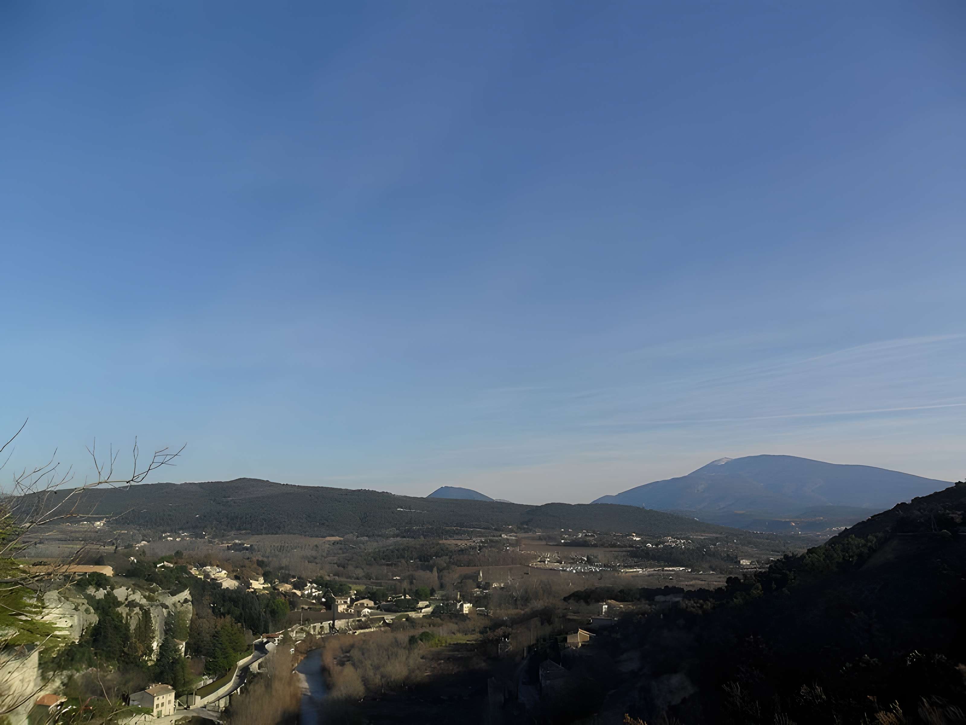 Château (ruines) et rocher qui les porte