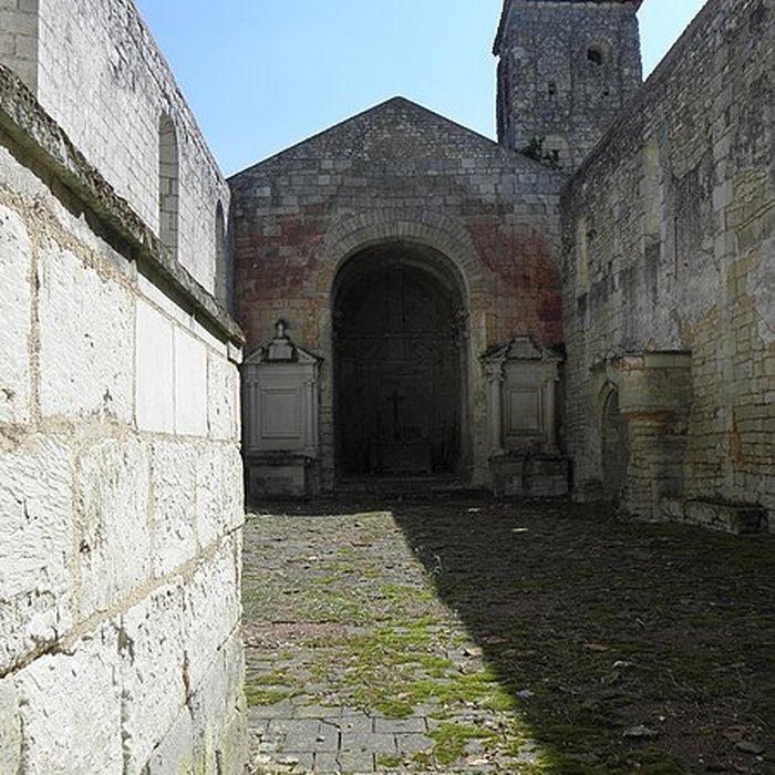 Photo de Restes de léglise Saint-Pierre