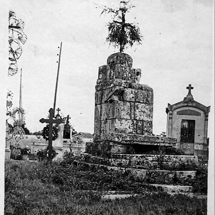 Photo de Croix de cimetière et caveaux