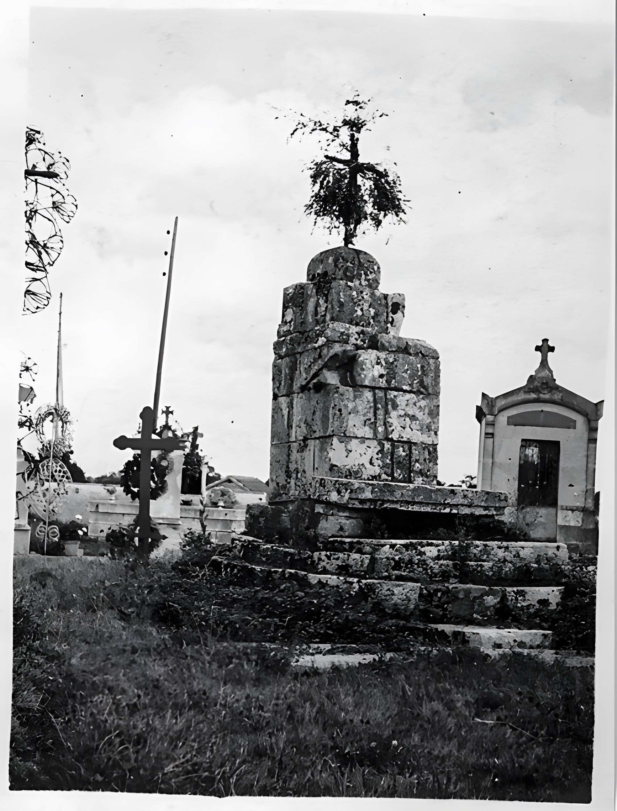 Croix de cimetière et caveaux