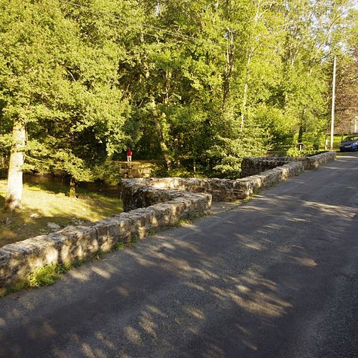 Photo de Pont dit Pont de la Tour sur la rivière LIsle également sur communes de Saint-Yrieix-la-Perche, en Haute-Vienne, et Jumilhac-le-Grand, en Dordogne