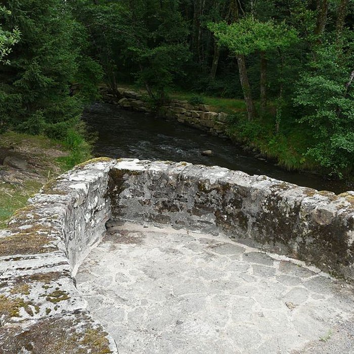 Photo de Pont dit Pont de la Tour sur la rivière LIsle également sur communes de Saint-Yrieix-la-Perche, en Haute-Vienne, et Jumilhac-le-Grand, en Dordogne