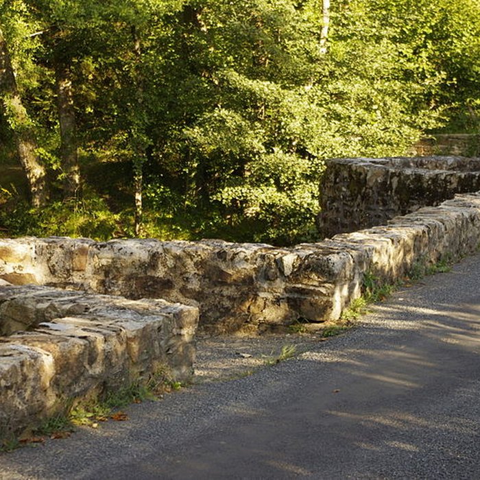 Photo de Pont dit Pont de la Tour sur la rivière LIsle également sur communes de Saint-Yrieix-la-Perche, en Haute-Vienne, et Jumilhac-le-Grand, en Dordogne