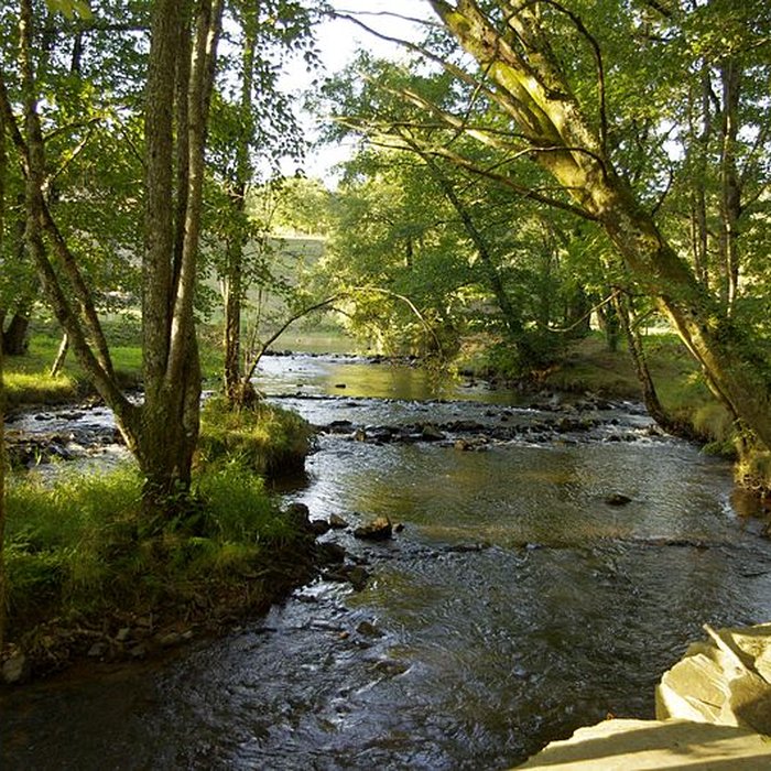 Photo de Pont dit Pont de la Tour sur la rivière LIsle également sur communes de Saint-Yrieix-la-Perche, en Haute-Vienne, et Jumilhac-le-Grand, en Dordogne