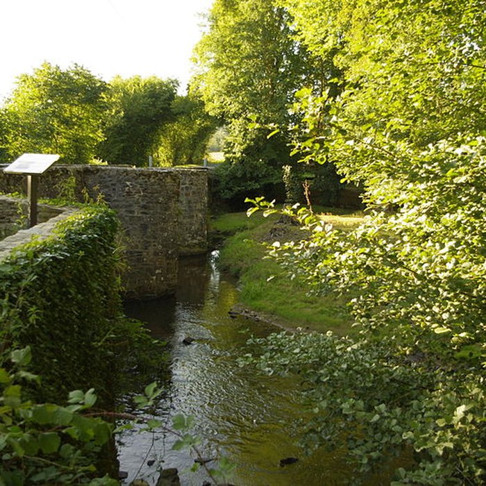 Photo de Pont dit Pont de la Tour sur la rivière LIsle également sur communes de Saint-Yrieix-la-Perche, en Haute-Vienne, et Jumilhac-le-Grand, en Dordogne