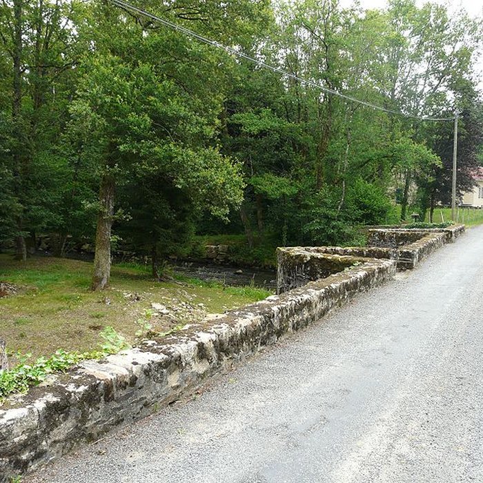 Photo de Pont dit Pont de la Tour sur la rivière LIsle également sur communes de Saint-Yrieix-la-Perche, en Haute-Vienne, et Jumilhac-le-Grand, en Dordogne
