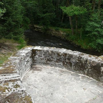 Pont dit Pont de la Tour sur la rivière de lIsle également sur communes de Saint-Yrieix-la-Perche et Le Chalard, dans la Haute-Vienne