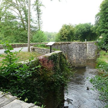 Pont dit Pont de la Tour sur la rivière de lIsle également sur communes de Saint-Yrieix-la-Perche et Le Chalard, dans la Haute-Vienne