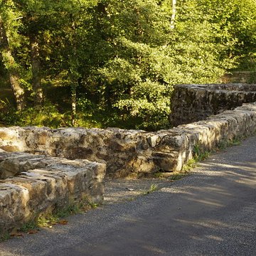 Pont dit Pont de la Tour sur la rivière de lIsle également sur communes de Saint-Yrieix-la-Perche et Le Chalard, dans la Haute-Vienne