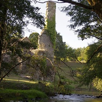 Pont dit Pont de la Tour sur la rivière de lIsle également sur communes de Saint-Yrieix-la-Perche et Le Chalard, dans la Haute-Vienne